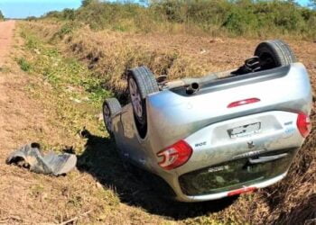 Conductor pierde control de su vehículo y vuelca