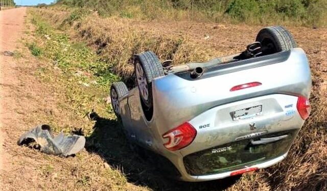 Conductor pierde control de su vehículo y vuelca