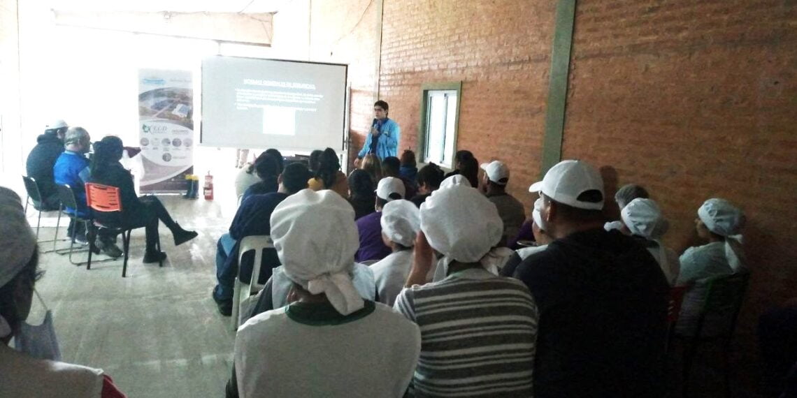 Bomberos brindaron charla en empresa local