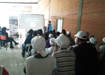 Bomberos brindaron charla en empresa local