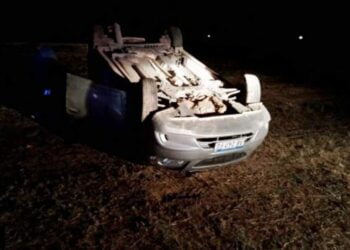 Dos menores lesionados al volcar auto