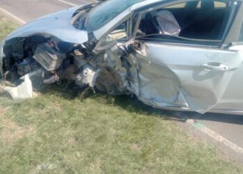 Un lesionado por colisión entre auto y camión