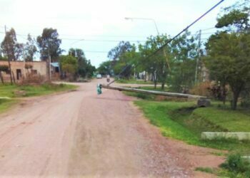 Poste caído constituye un peligro al tránsito