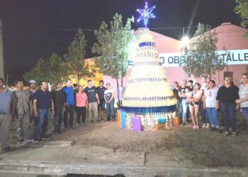 Encendido arbolito frente a Corralón Municipal