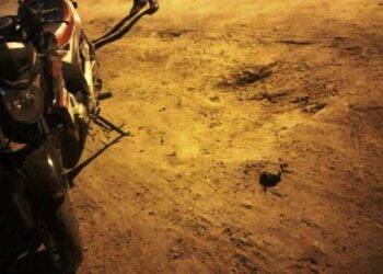 Motociclista colisiona cable a media altura