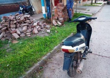 Hallan motociclista tirado en la vía pública