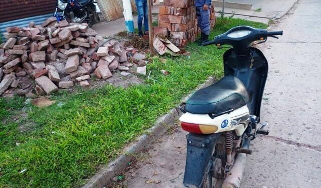 Hallan motociclista tirado en la vía pública