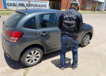 Policía recupera auto robado en Buenos Aires