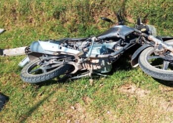 Colisión entre camioneta y motos deja dos lesionados