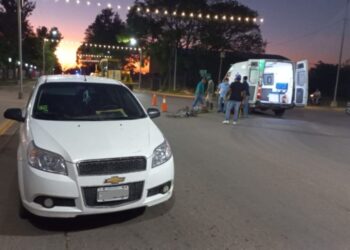 Auto guiado por octogenario colisiona una bicicleta