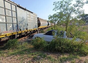Tren arrolla camioneta