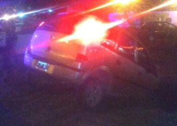 Bomberos sacan automóvil de un canal de desagüe