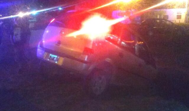 Bomberos sacan automóvil de un canal de desagüe