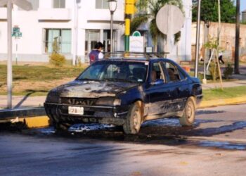 Bomberos extinguen incendio de un automóvil