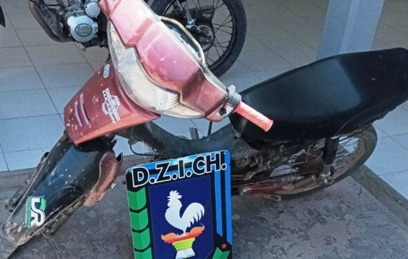 Policía atrapa a menor desarmando moto robada