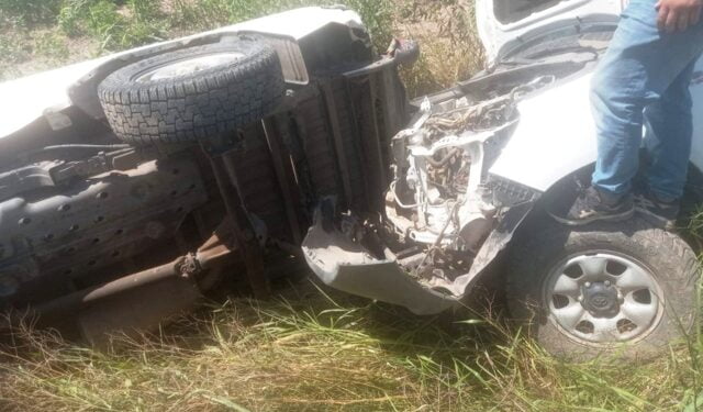 Vuelcan dos camionetas sobre Ruta 89