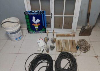 Policía secuestra elementos de albañilería