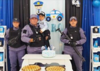 Policías festejaron el cumpleaños 4 de Ahiro