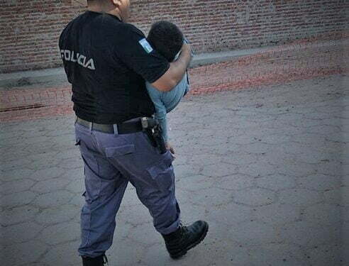 Policía socorre a niños electrocutados