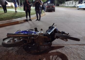Colisión entre camioneta y moto, deja un lesionado