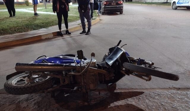 Colisión entre camioneta y moto, deja un lesionado