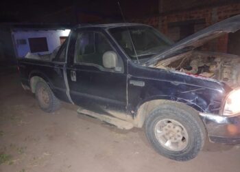 Colisión entre camioneta y moto, deja un lesionado