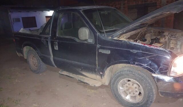 Colisión entre camioneta y moto, deja un lesionado