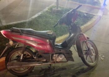 Colisionan auto y moto, un lesionado