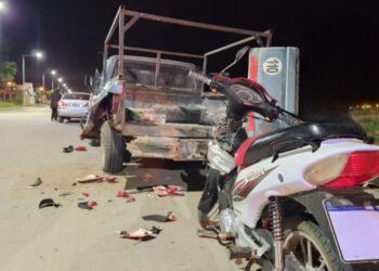 Moto choca a camioneta, lesionado un menor de edad