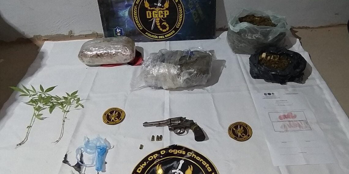 Secuestran drogas y arma en allanamiento simultáneos