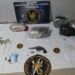 Secuestran drogas y arma en allanamiento simultáneos