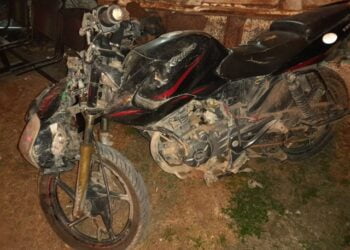 Colisionan moto y bicicleta