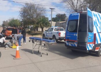 Motociclista lesionado al colisionar con un vehículo