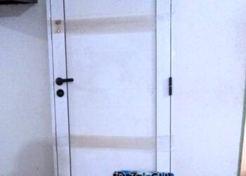 Vecinos alertan sobre una persona que llevaba una puerta