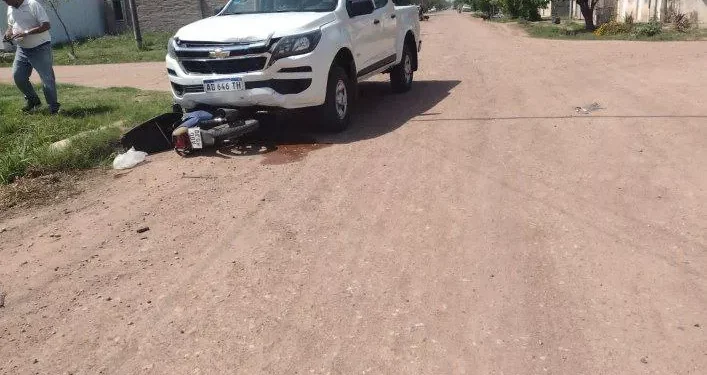 Colisionan moto y camioneta. Un lesionado