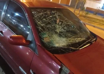 Motociclista con lesiones graves luego de colisionar con auto