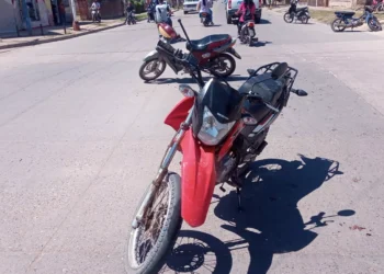 Colisionan dos motos, ambos conductores lesionados