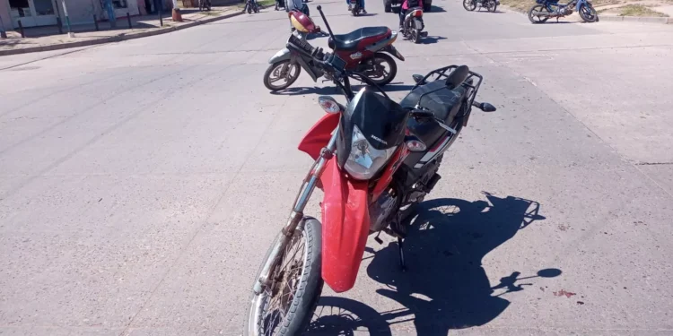 Colisionan dos motos, ambos conductores lesionados