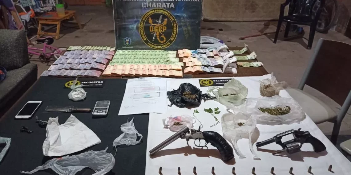 Policía secuestra Cocaína, Marihuana, armas, medio millón y aprehende a dos personas