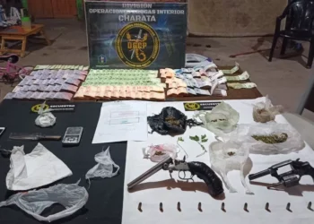 Policía secuestra Cocaína, Marihuana, armas, medio millón y aprehende a dos personas