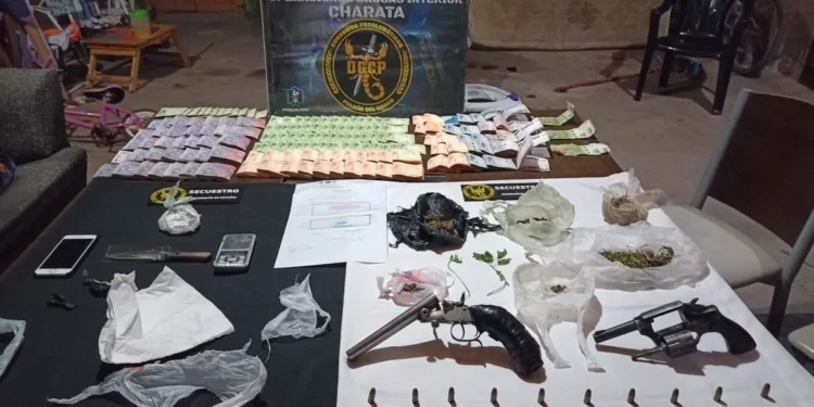 Policía secuestra Cocaína, Marihuana, armas, medio millón y aprehende a dos personas