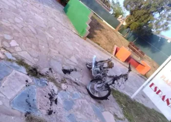 Violentos agreden a joven, e incendian su moto