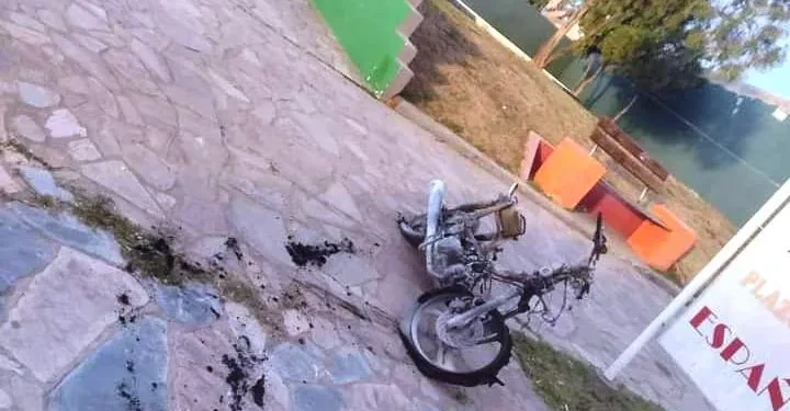 Violentos agreden a joven, e incendian su moto