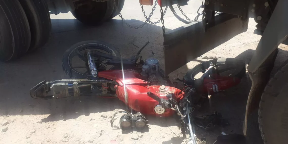 Motociclista lesionado al colisionar contra camión