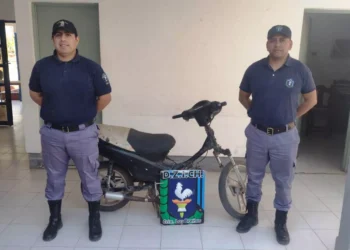 Andaba en moto robada, y la abandonó al ver el patrullero