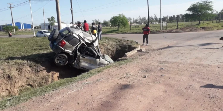 Mujer lesionada al volcar su vehículo