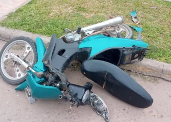 Menor de edad lesionado al colisionar con camión