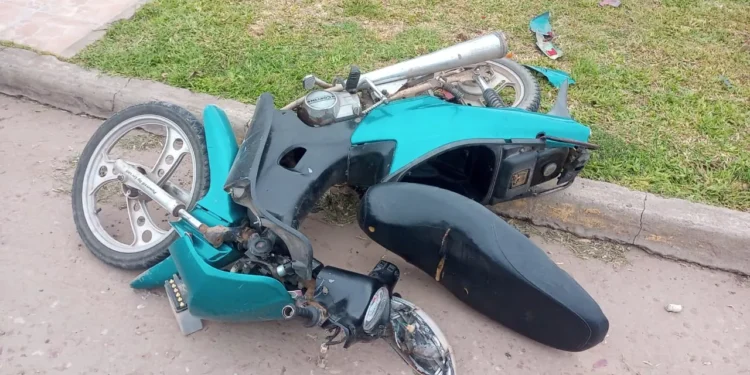 Menor de edad lesionado al colisionar con camión