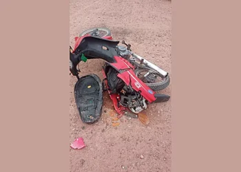 Motociclista lesionado al colisionar con un camión