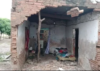 Viento tumbó pared de una vivienda